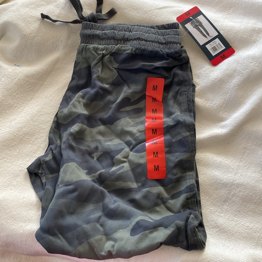 Splendid Ladies Camo Jogger Pant - Picture 7 of 7
